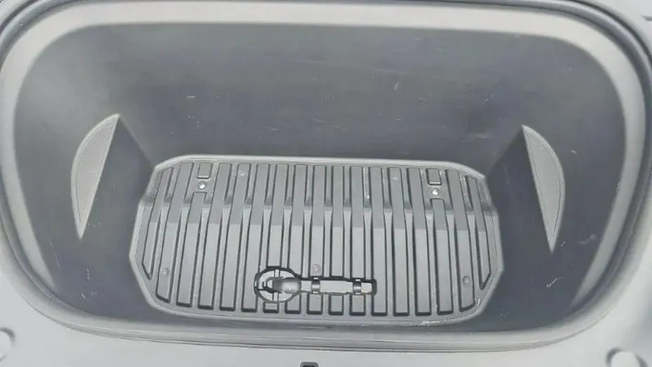 TESLA Model Y -