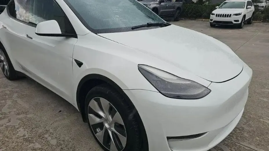 TESLA Model Y -