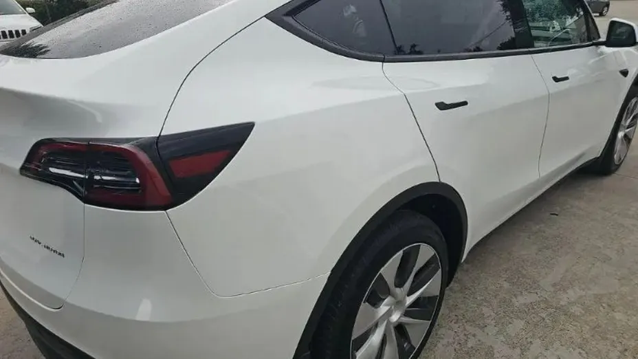 TESLA Model Y -