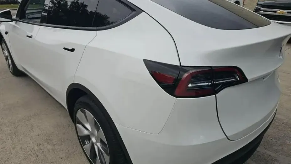 TESLA Model Y -