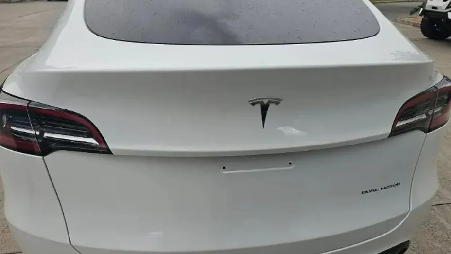 TESLA Model Y -