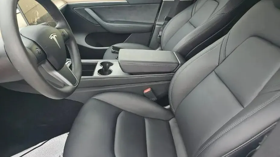 TESLA Model Y -
