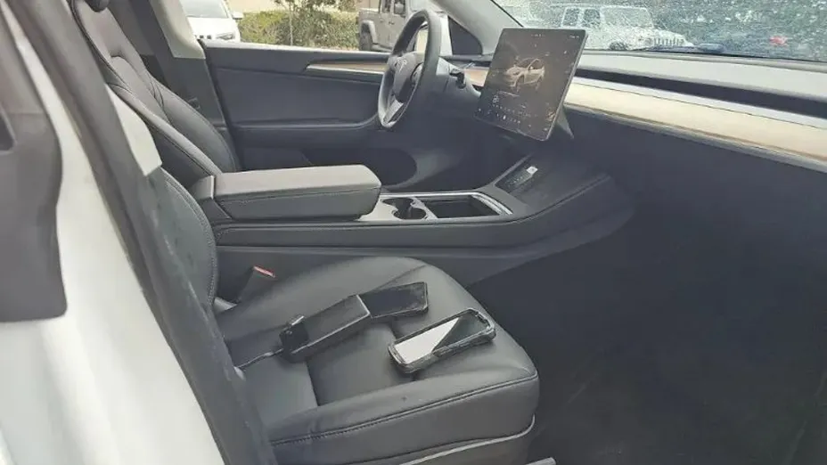 TESLA Model Y -
