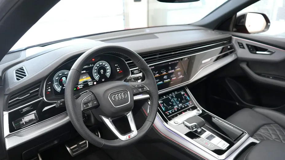AUDI Q8 -