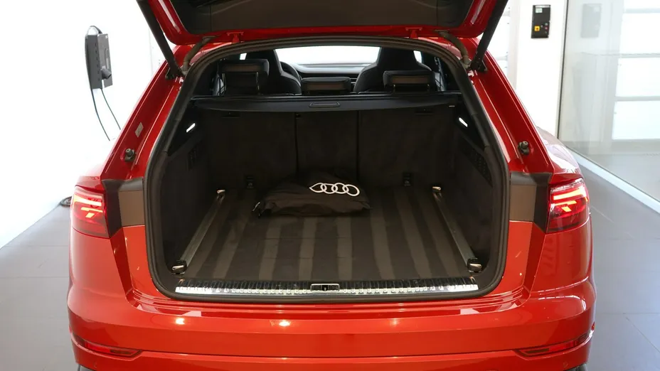 AUDI Q8 -