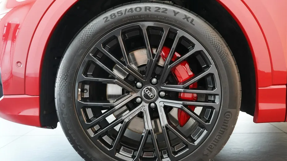 AUDI Q8 -
