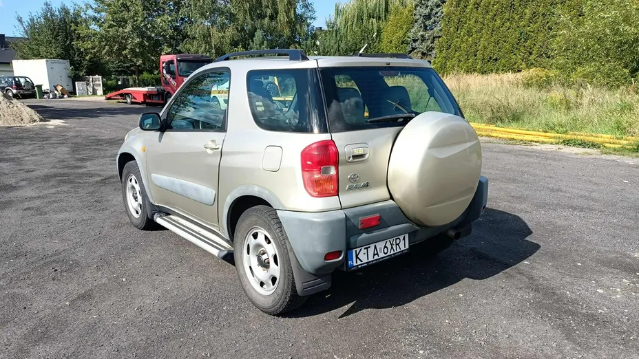 TOYOTA RAV4 -