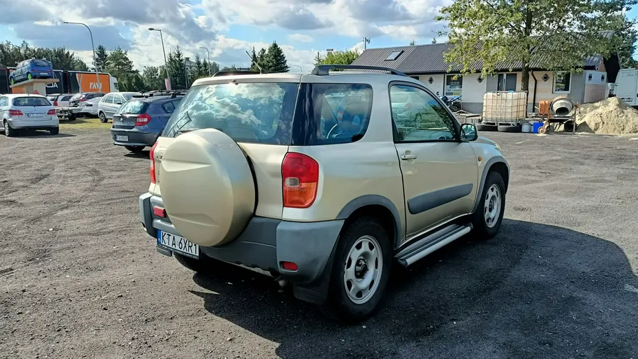 TOYOTA RAV4 -