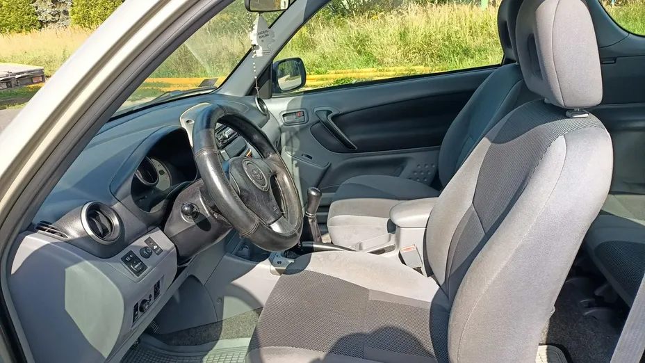 TOYOTA RAV4 -