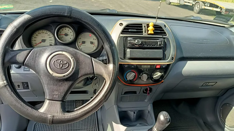 TOYOTA RAV4 -