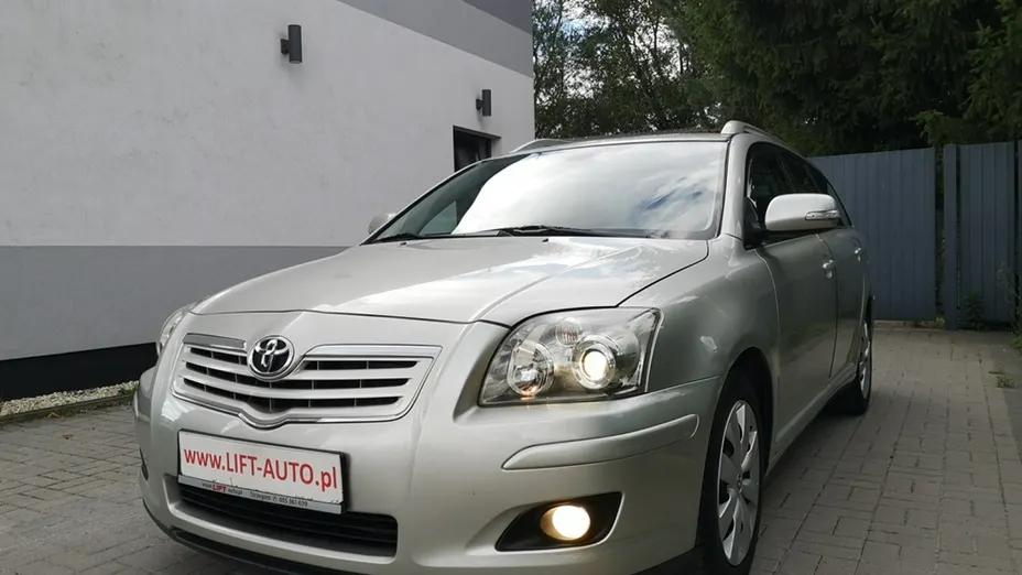 TOYOTA Avensis -