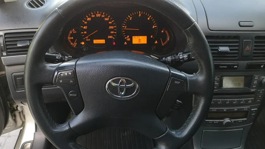 TOYOTA Avensis -