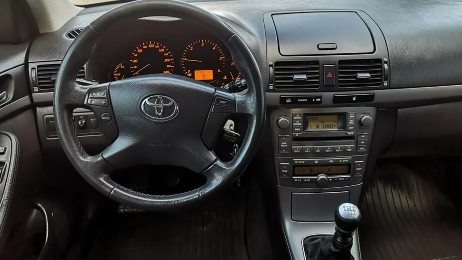 TOYOTA Avensis -