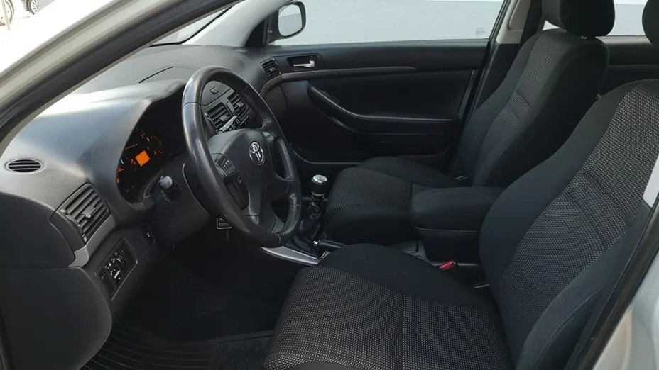 TOYOTA Avensis -