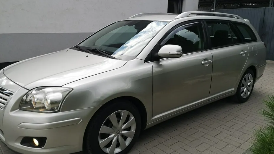 TOYOTA Avensis -