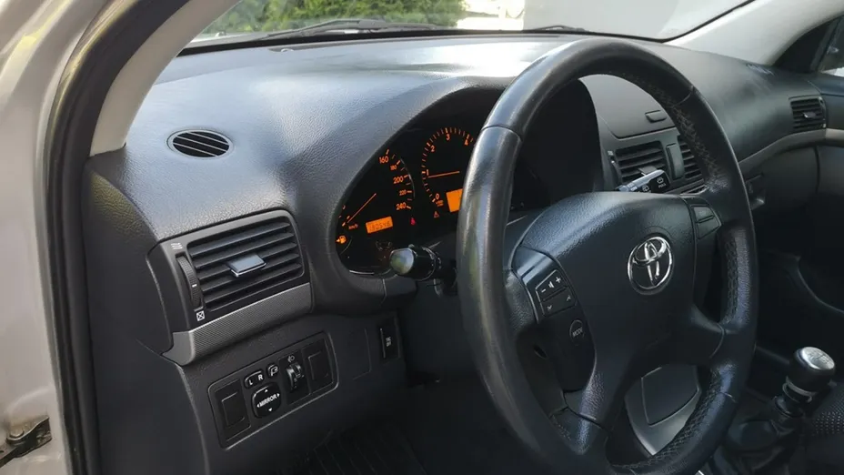 TOYOTA Avensis -