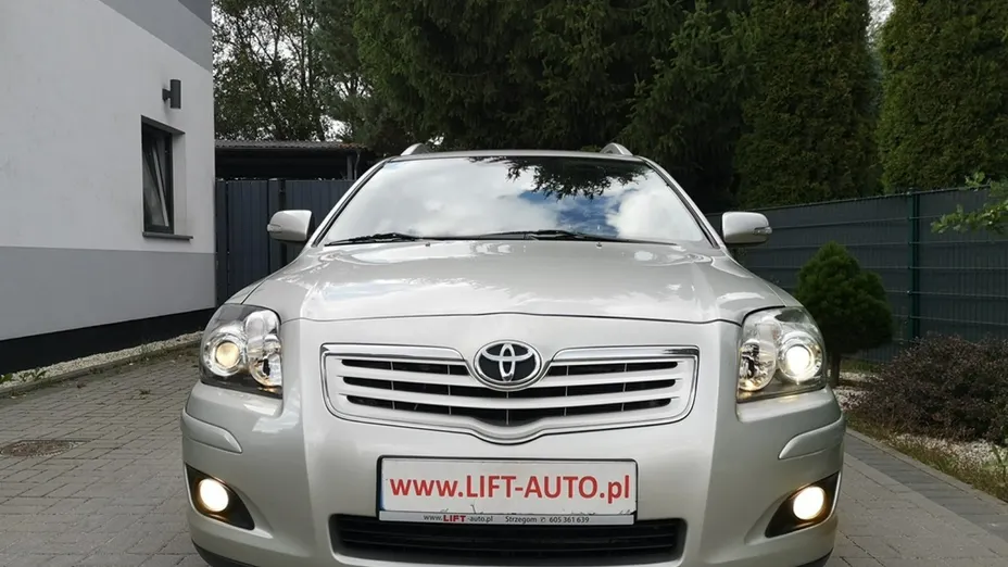 TOYOTA Avensis -