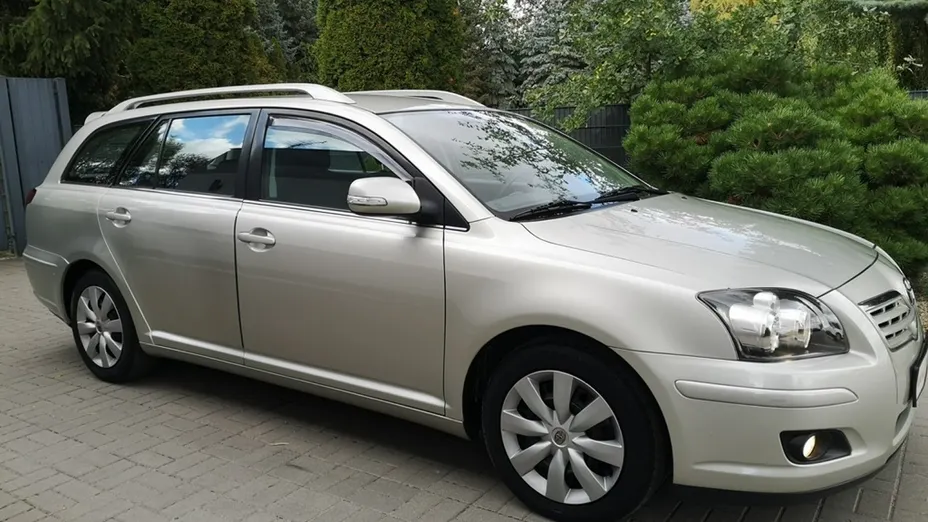 TOYOTA Avensis -