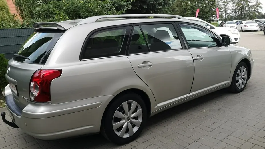 TOYOTA Avensis -