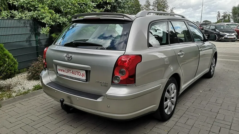 TOYOTA Avensis -