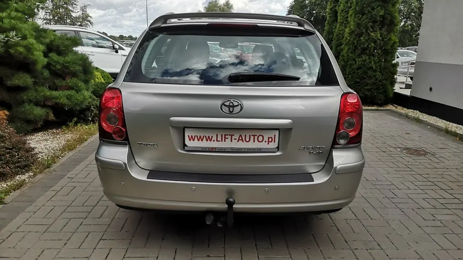 TOYOTA Avensis -