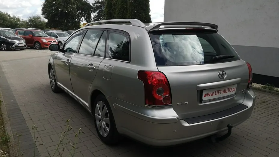 TOYOTA Avensis -