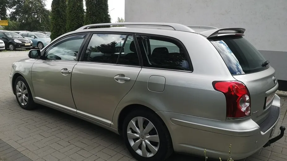 TOYOTA Avensis -