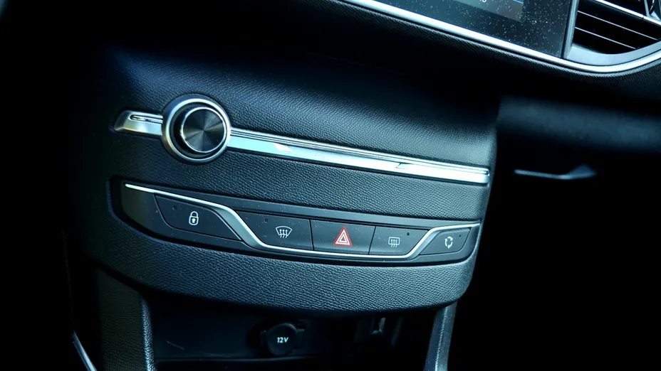 PEUGEOT 308 -