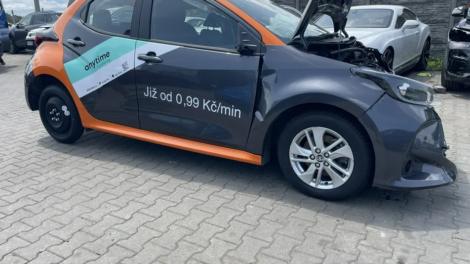 TOYOTA Yaris -