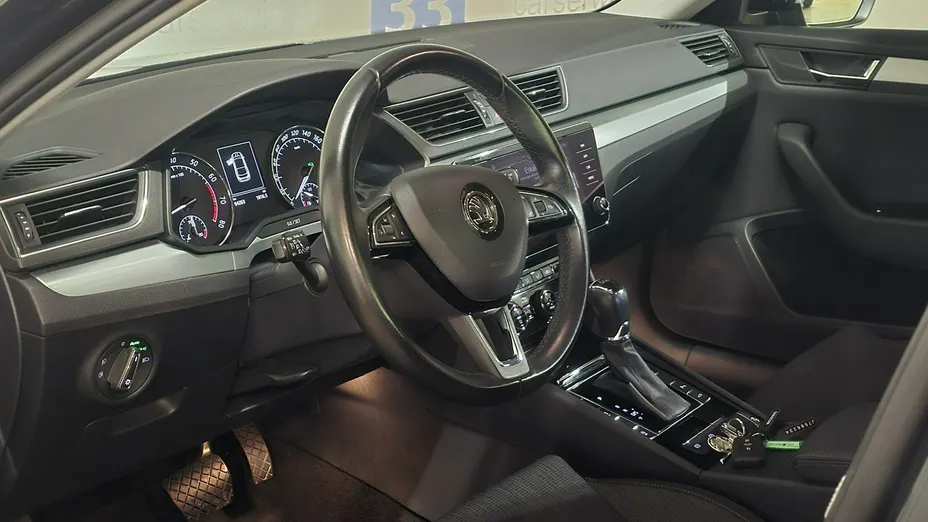 SKODA Superb -