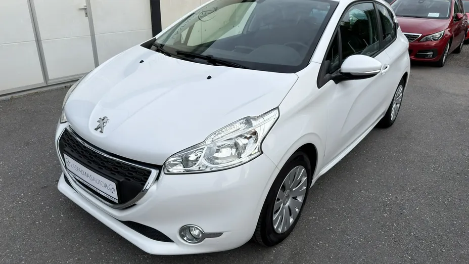 PEUGEOT 208 -