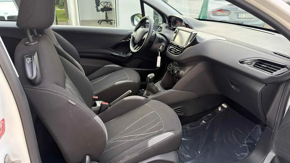 PEUGEOT 208 -