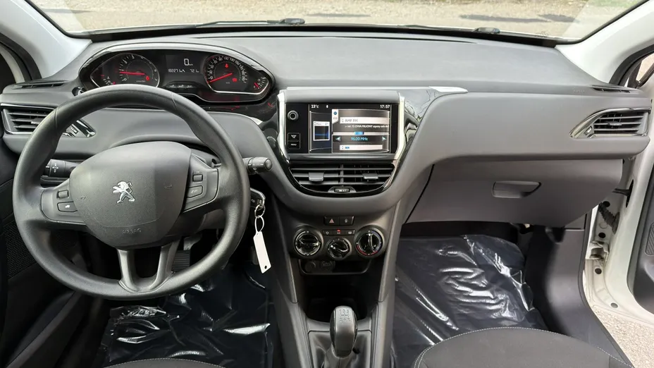 PEUGEOT 208 -