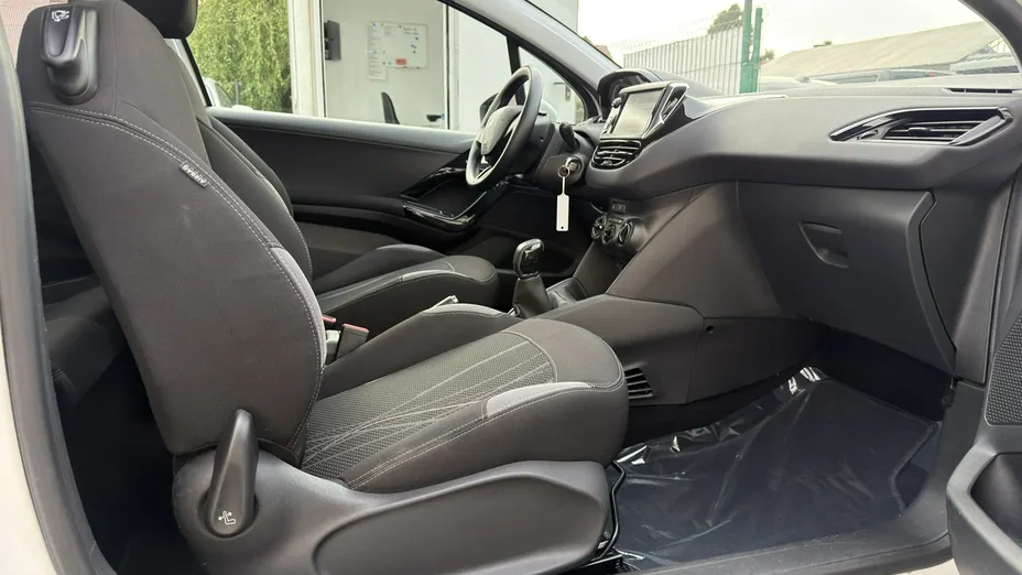 PEUGEOT 208 -
