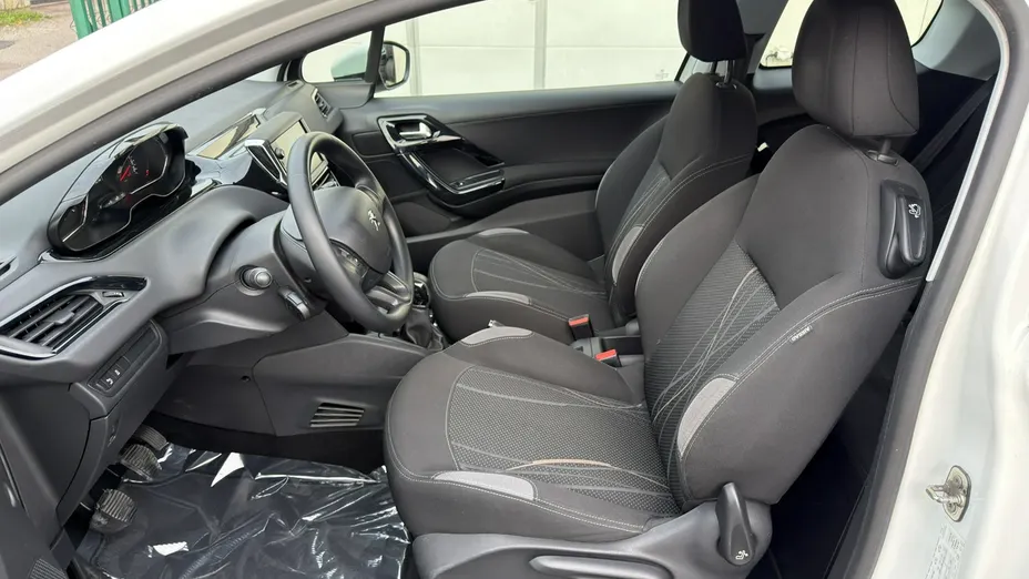 PEUGEOT 208 -