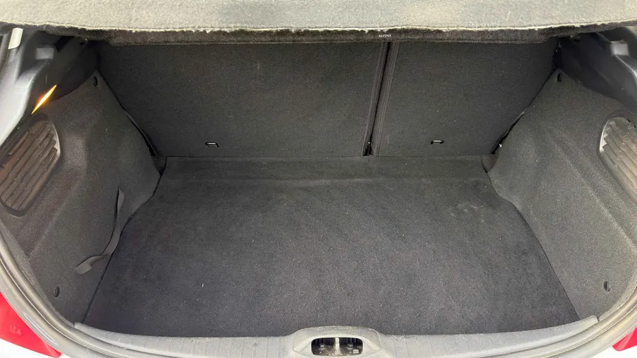 PEUGEOT 208 -