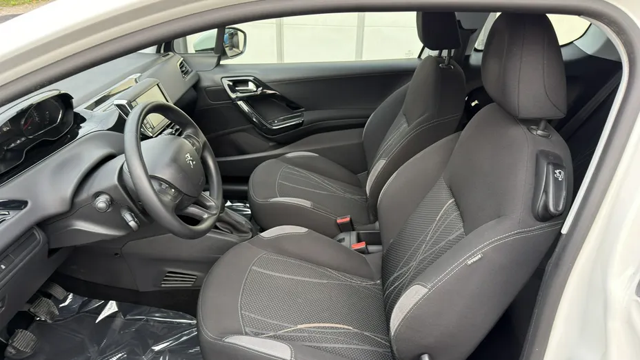 PEUGEOT 208 -