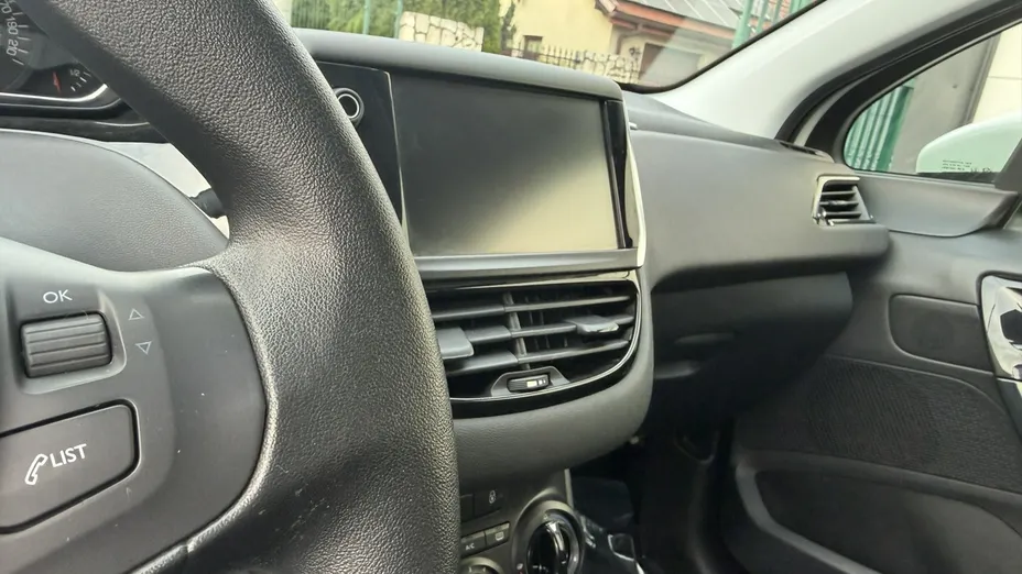PEUGEOT 208 -