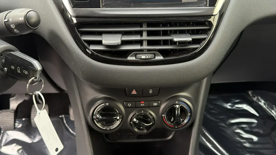 PEUGEOT 208 -
