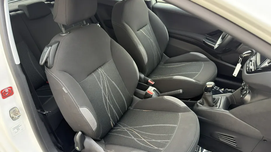 PEUGEOT 208 -