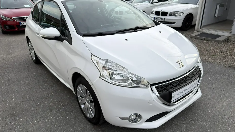 PEUGEOT 208 -