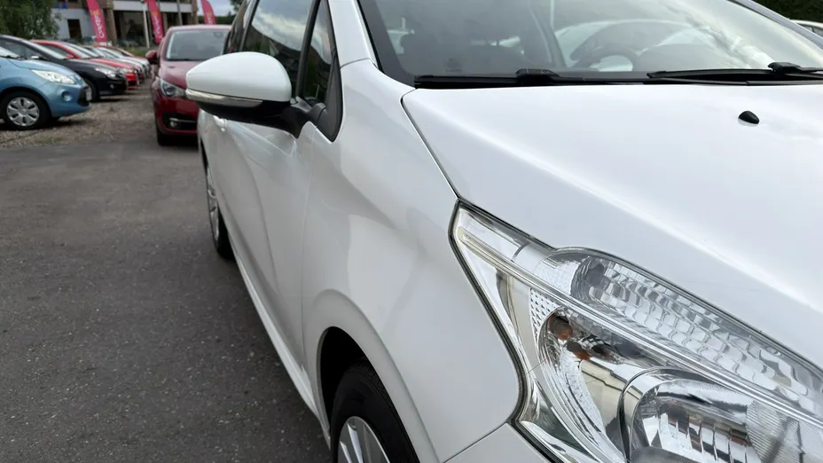 PEUGEOT 208 -