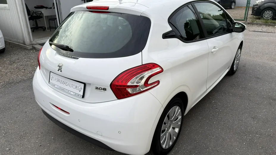PEUGEOT 208 -