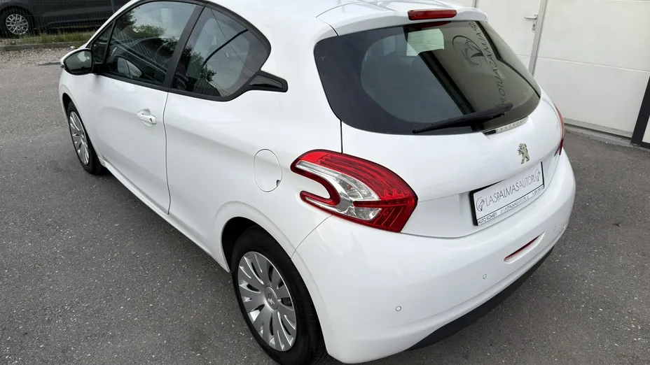 PEUGEOT 208 -