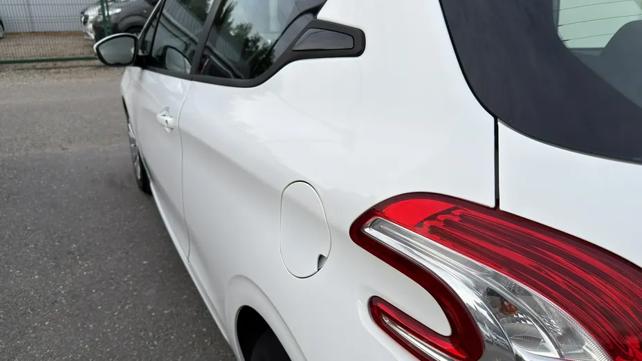 PEUGEOT 208 -