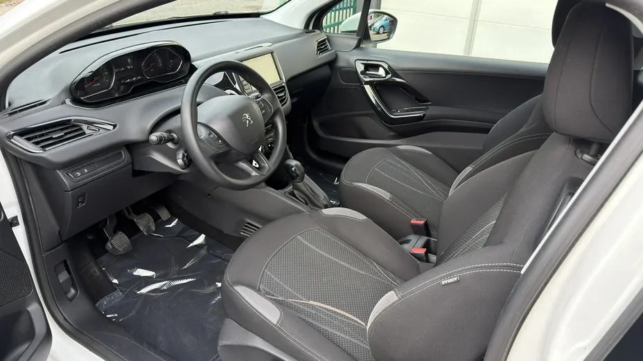 PEUGEOT 208 -