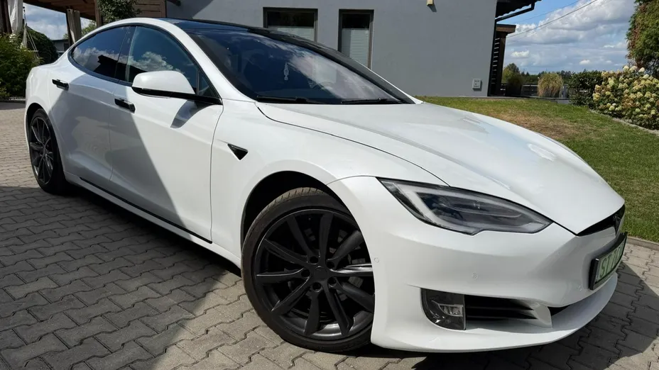 TESLA Model S -