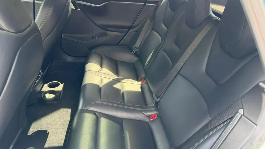 TESLA Model S -