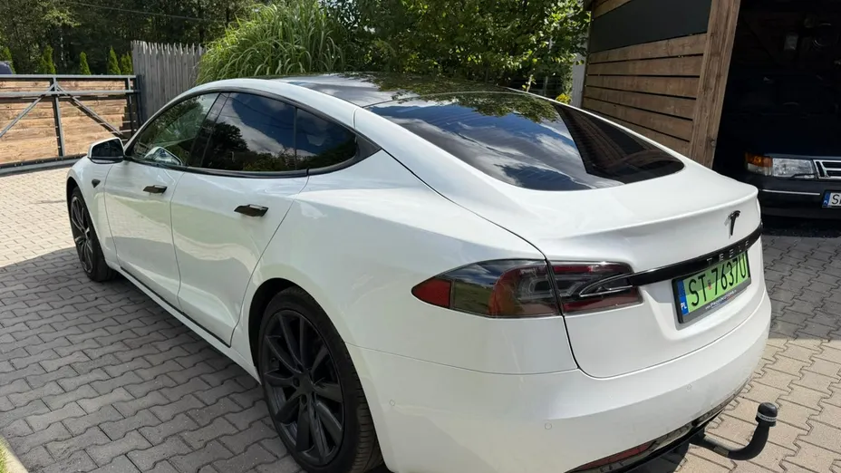 TESLA Model S -