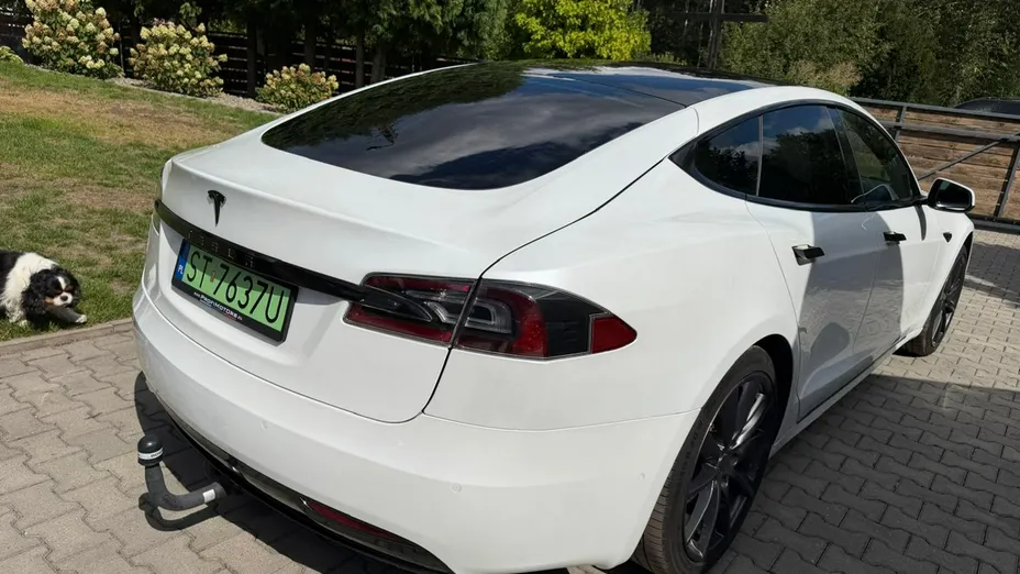 TESLA Model S -